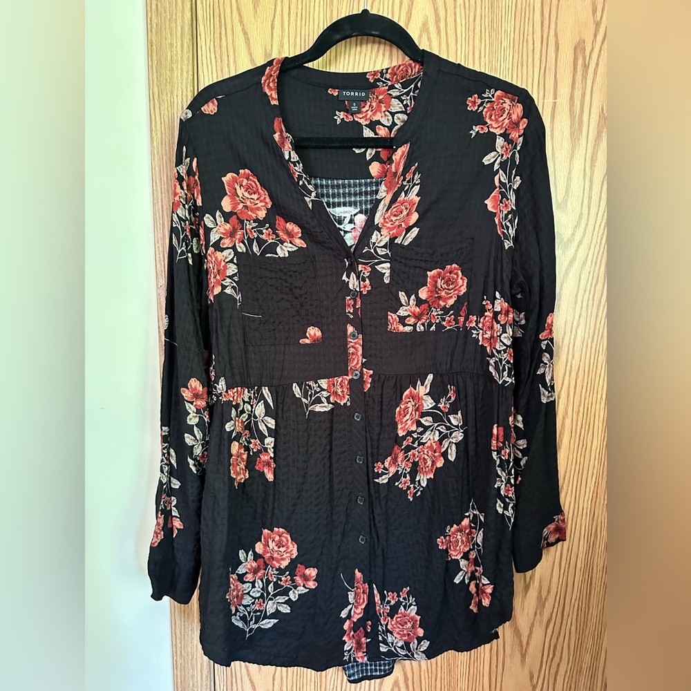 Torrid Black button down Blouse with floral print 0X EUC long sleeves